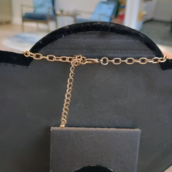 Elegant Green Necklace with Gold Accents - Picture 4 of 4